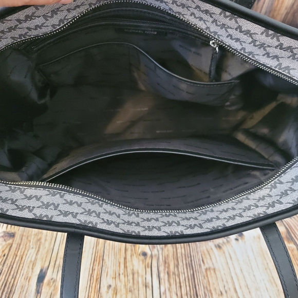 Michael Kors Emry Logo Signature - Picture 11 of 13